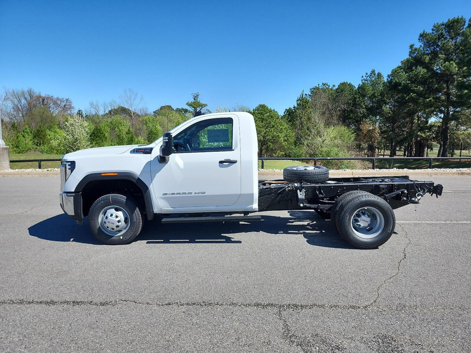 2026 GMC Sierra 3500 HD Chassis Cab 4WD Reg Cab 146" WB, 60" CA Pro