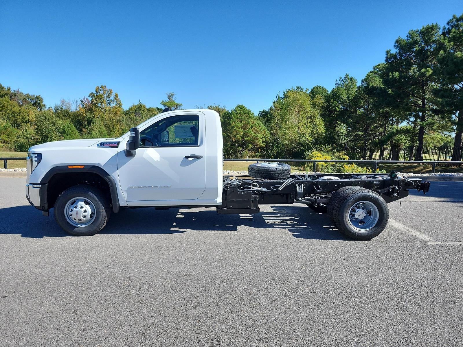 2026 GMC Sierra 3500 HD Chassis Cab 4WD Reg Cab 171" WB, 84.5" CA Pro