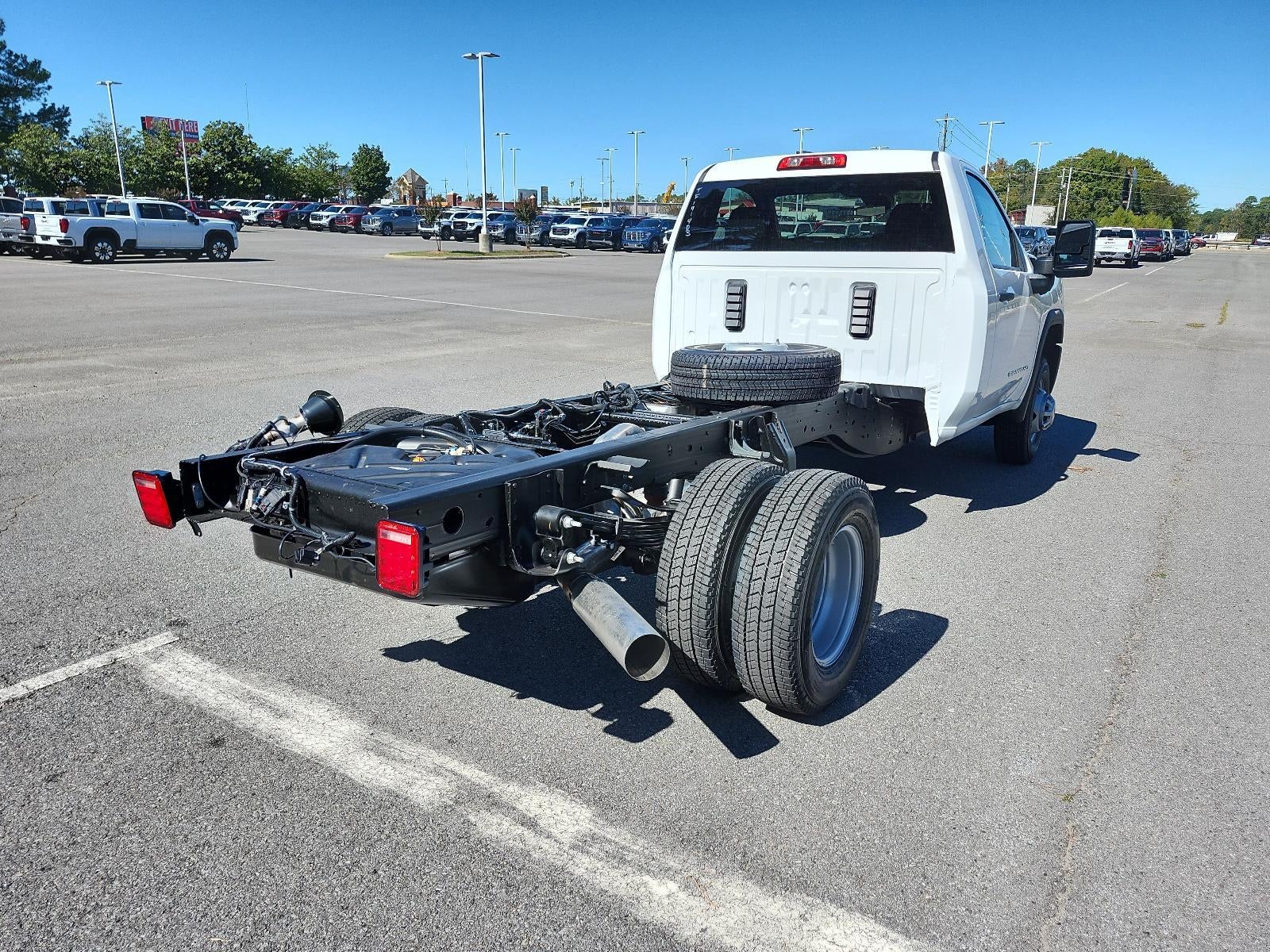 2026 GMC Sierra 3500 HD Chassis Cab 4WD Reg Cab 171" WB, 84.5" CA Pro