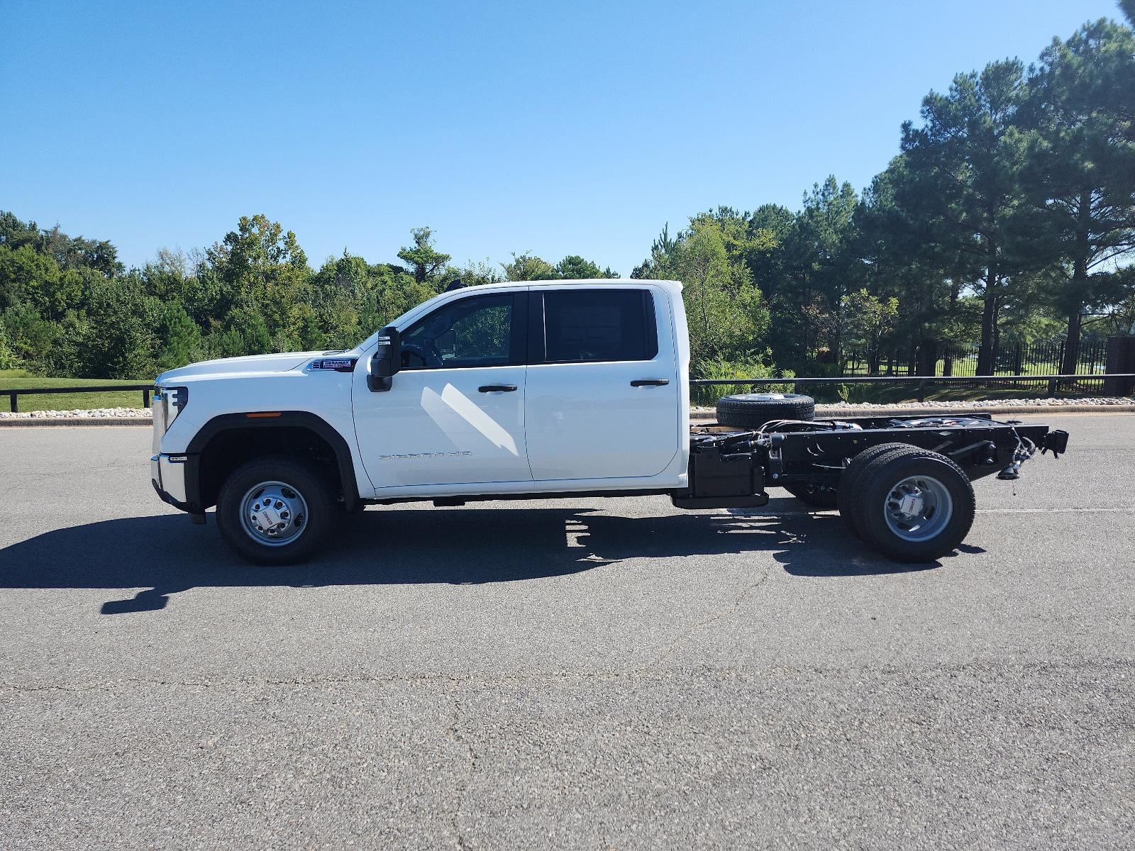 2026 GMC Sierra 3500 HD Chassis Cab 4WD Crew Cab 177" WB, 60" CA Pro