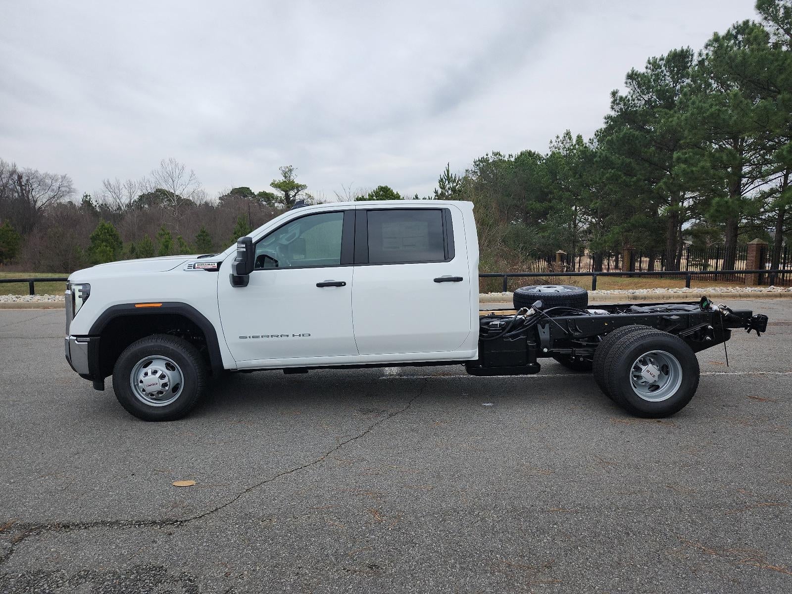 2026 GMC Sierra 3500 HD Chassis Cab 4WD Crew Cab 177" WB, 60" CA Pro