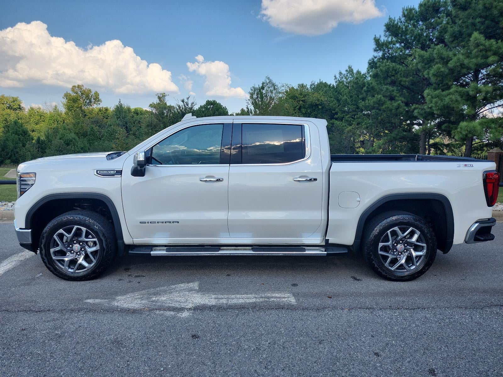 Used 2024 GMC Sierra 1500 SLT with VIN 3GTUUDED7RG447359 for sale in Little Rock